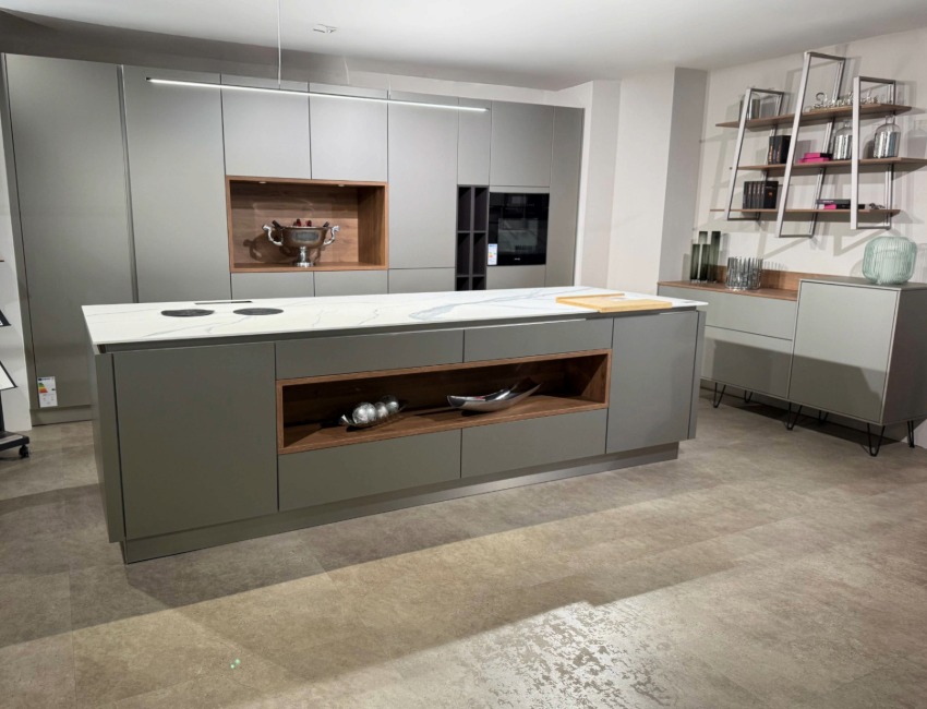 Abverkaufsküche Schüller Smart Glass in Taupe metallic matt